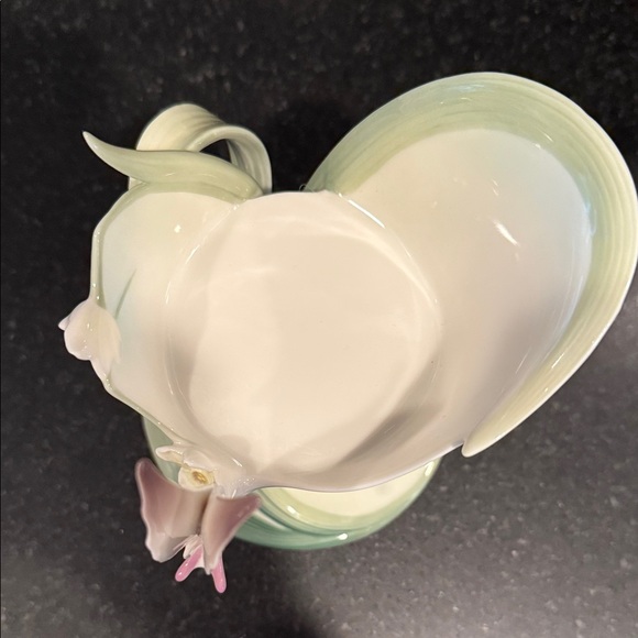 Elegant Butterfly and Floral Ceramic Accent - Picture 4 of 5